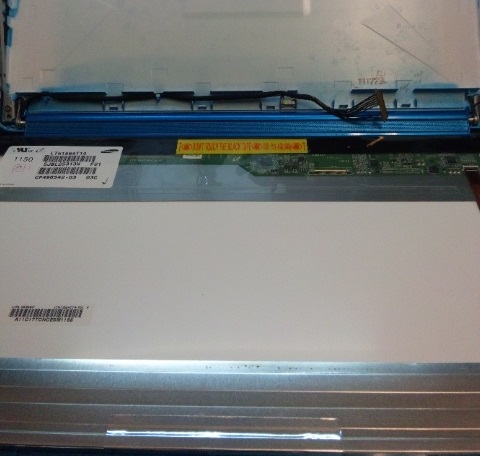 富士通ノートパソコンAH56/G,FMVA56GLの液晶画面割れ修理を行いました