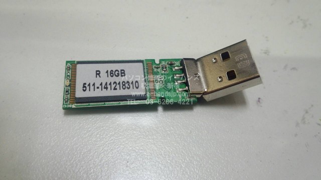 折れたTDK USBメモリの基板